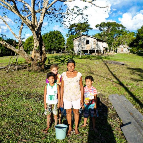 Eine ansässige Familie im Projekt Envira Amazonia.