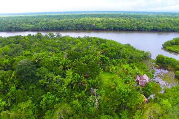 Une rivière et son delta dans le projet de la côte caraïbe du Guatemala.