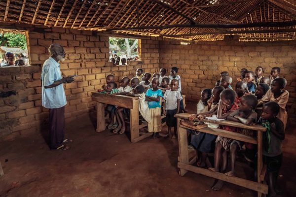 Schulunterricht in einer Gemeinde des Mai-Ndombe-Projekts, DRC. Bildnachweis: Filip C. Agoo für Wildlife Works Carbon.